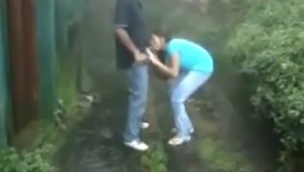 คู่ผู้ใหญ่ดื่มด่ํากับความสุขทางปากในที่สาธารณะในฉากอินเดีย