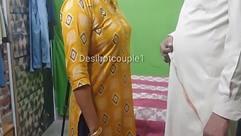 ช่างตัดเสื้ออินเดียสนิทสนมกับแม่บ้านอินเดียเพื่อบริการเย็บฟรี