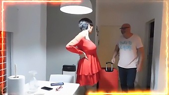Eine Schwangere Frau Wird Wegen Obdach Und Nahrung Missbraucht, Wobei Sie Sich Auf Ihren Po Konzentriert