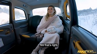 Krásná Modelka V Prádle Dostane Drsný A Rychlý Šuk Od Taxikáře.
