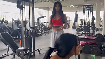 Huấn Luyện Viên Của Tôi, May Hernandez, Bắt Tôi Ngồi Xổm Mà Không Mặc Đồ.